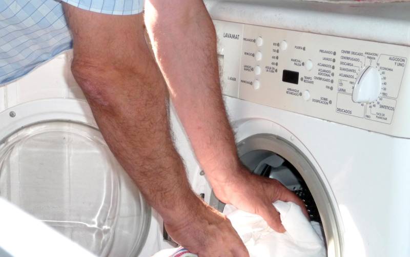 Un hombre introduce ropa en una lavadora doméstica, en una foto de archivo. EFE/ Paco Torrente