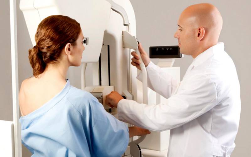Realización de una mamografía. / EFE
