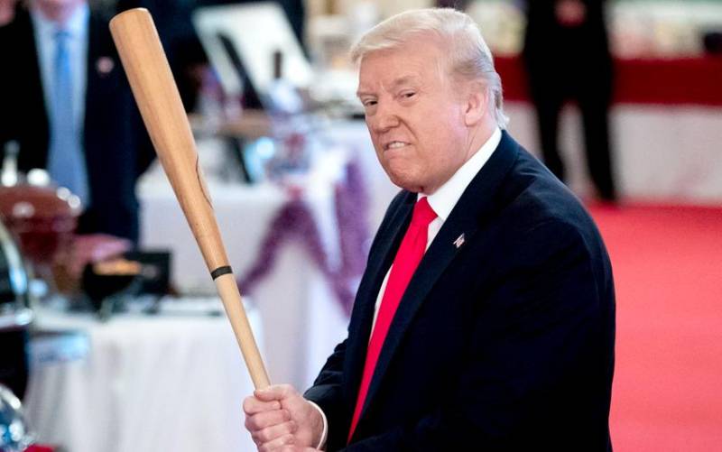 Donald Trump con un bate de béisbol. / EFE