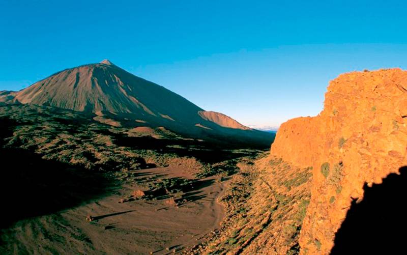 El Teide a la izquierda en el parque nacional del mismo nombre.