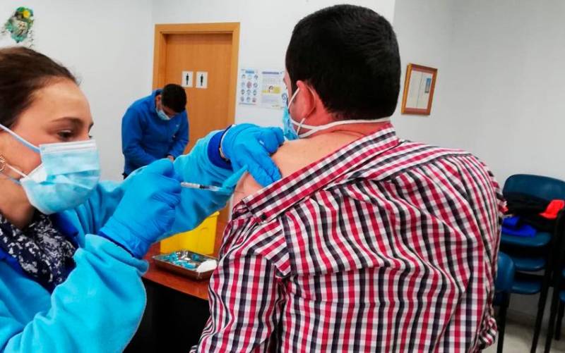 Vacunación a las personas mayores y empleados de la residencia de mayores de La Algaba.