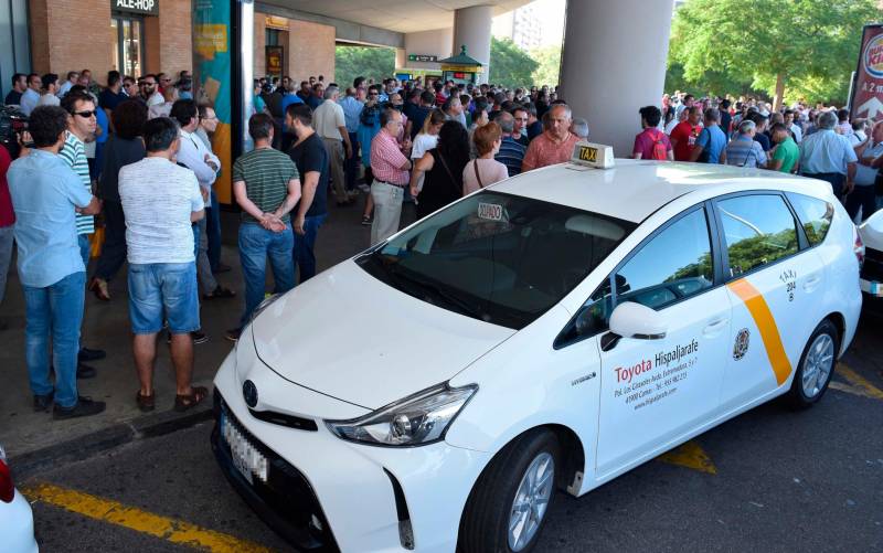 Sevilla 30/07/2018 Reunion del sector del taxi en Santa Justa. Foto: Jesus Barrera