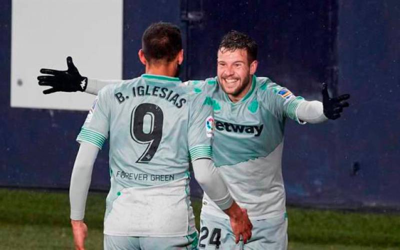 Borja Iglesias celebra con Aitor Ruibal el primer gol de su equipo ante Osasuna / EFE - Jesús Diges