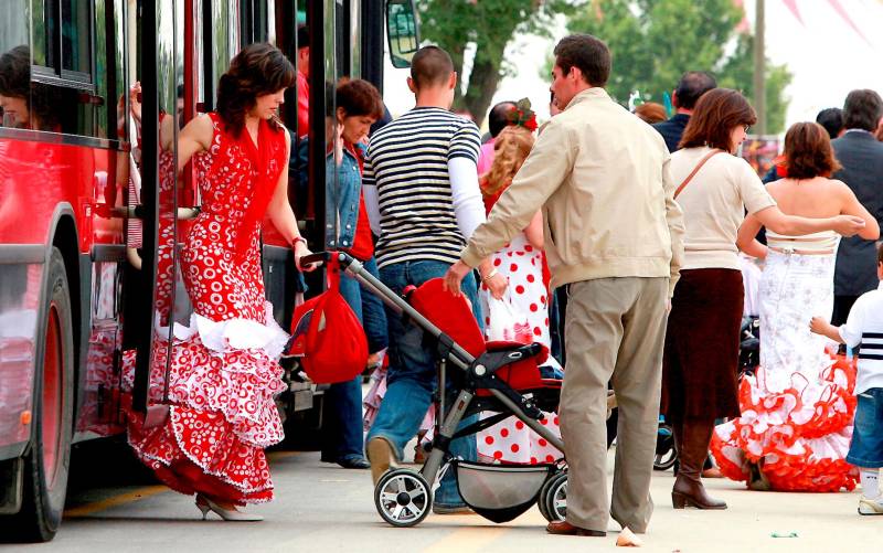 Usuarios saliendo del autobús de Tussam en la Feria. / El Correo