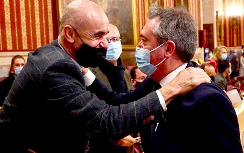 Juan Espadas saluda a Antonio Muñoz minutos antes de leer su renuncia al cargo. / Eduardo Briones - E.P.