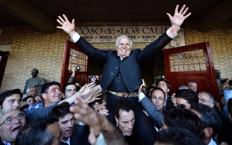 Manuel Benítez, a hombros de Finito de Córdoba, en abril de 2015. Fue la última tarde que toreó en público. / EFE