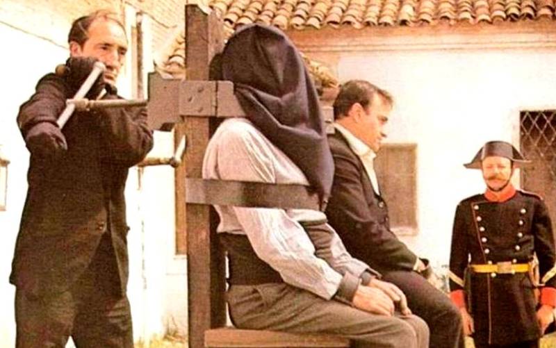 Imagen de ‘El Huerto del francés’ (1978), en la que se recrea una ejecución con garrote vil. 