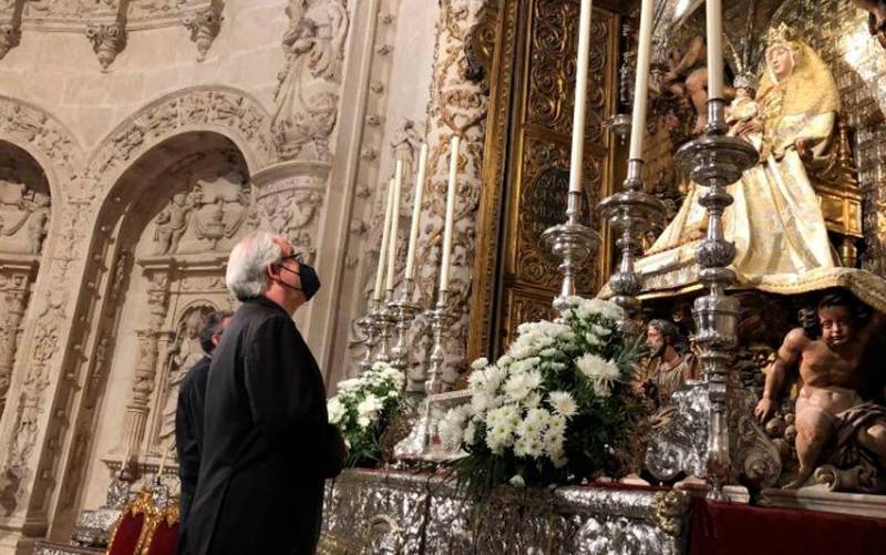 Monseñor Saiz Meneses ante la Virgen de los Reyes / Foto: Archidiócesis de Sevilla