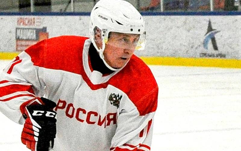 El presidente ruso, Vladimir Putin, juega un partido amistoso de la Liga de Hockey Nocturno en San Petersburgo este martes. / EFE