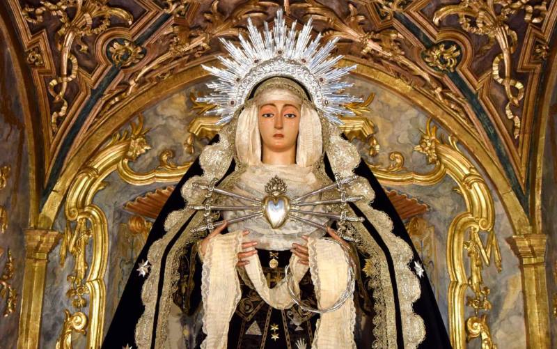 Nuestra Señora de la Soledad, Patrona de Cantillana, en su recientemente restaurado camarín (Foto: Hermandad de la Soledad / José María Naranjo).