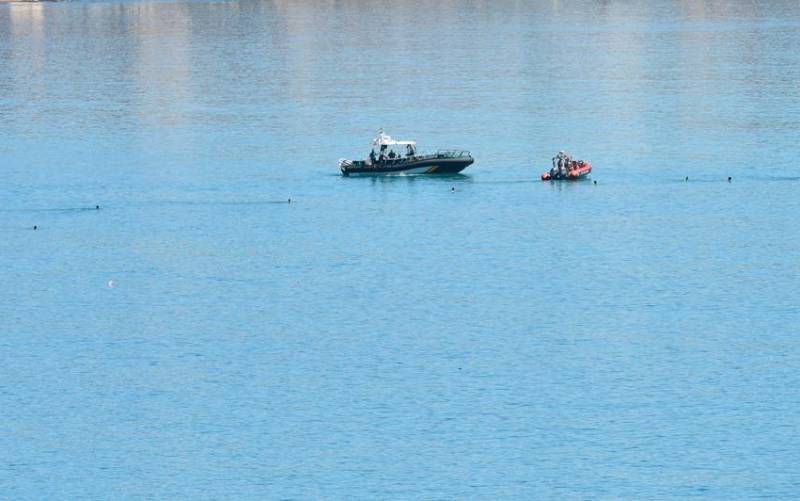 Inmigrantes a nado para llegar a Ceuta. / EFE/EPA/JALAL MORCHIDI