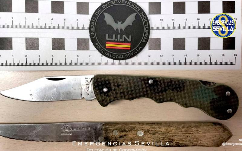 Navaja y cuchillo intervenidos al detenido. / Emergencias Sevilla