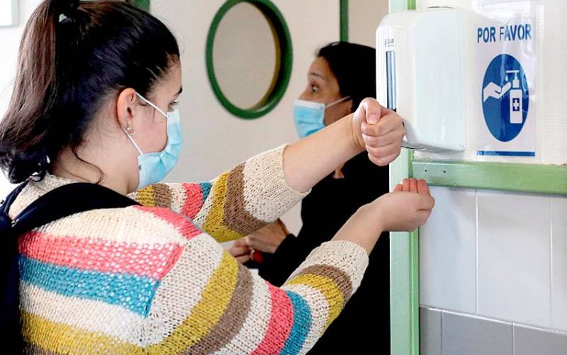 Una mujer se aplica gel hidroalcohólico contra el coronavirus. / EFE