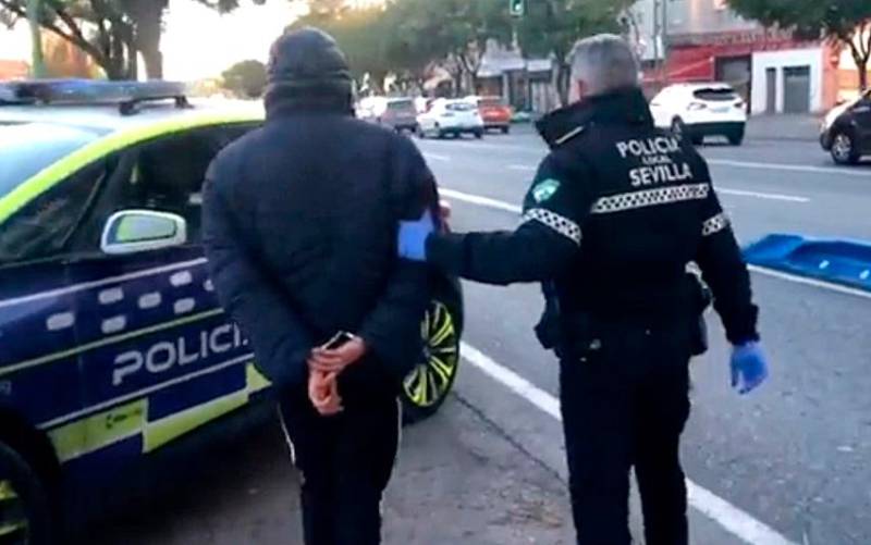Detenido tras amenazar y robar en Sevilla con un cuchillo de medio metro