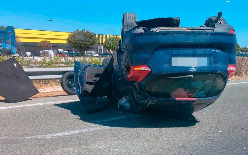Un joven de 20 años salva la vida tras sufrir un espectacular accidente en la autovía Sevilla-Utrera