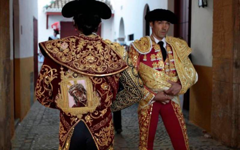 Morante de la Puebla, con el capote de paseo que ha donado a la hermandad del Gran Poder. Foto: Paco Cazalla