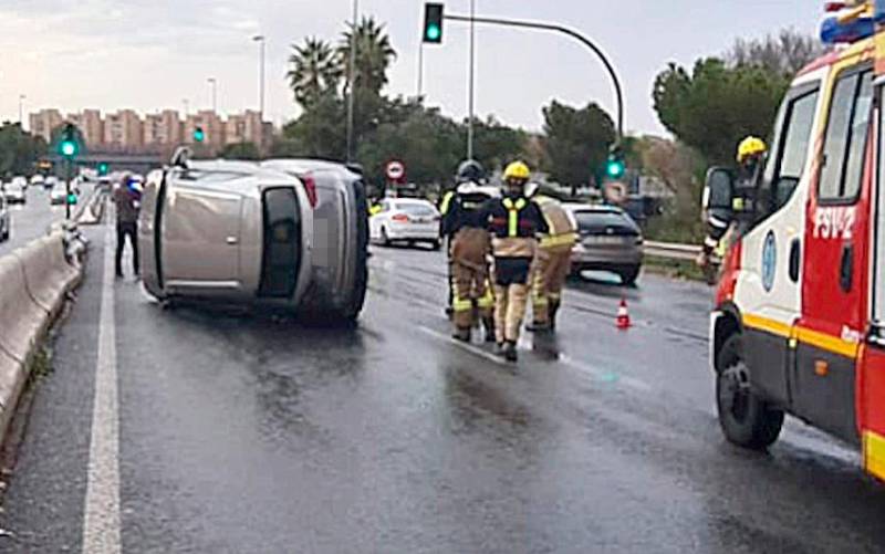 Imagen del coche volcado. / Emergencias Sevilla