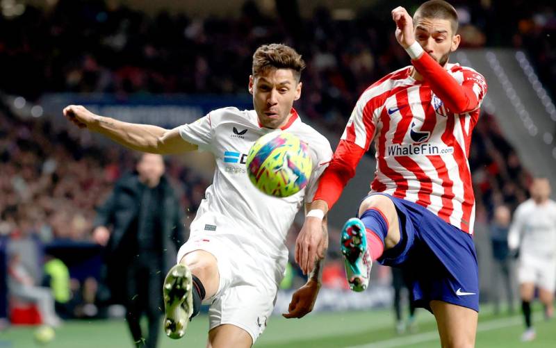 El defensa argentino del Sevilla Gonzalo Montiel (i) durate un partido de La Liga. EFE/Kiko Huesca