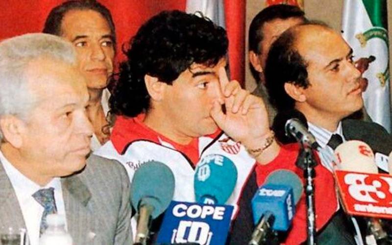 Presentación de Maradona con el Sevilla.