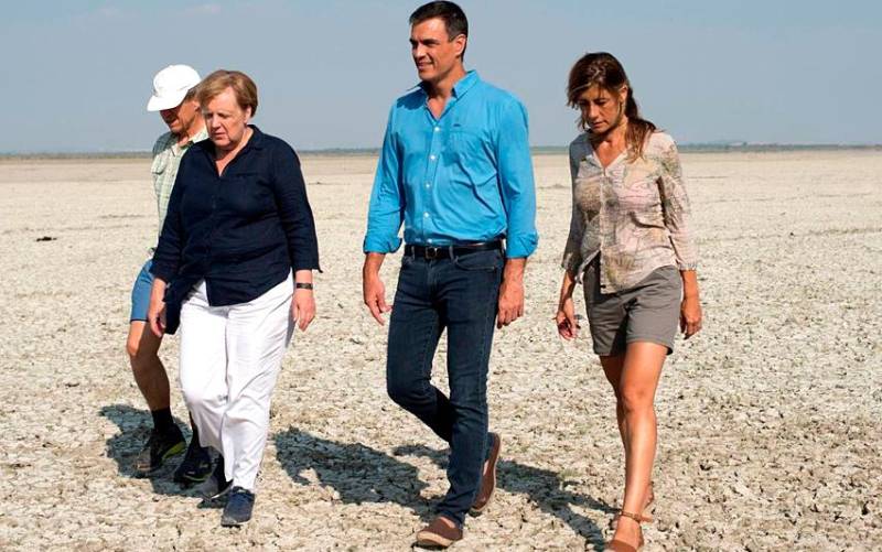 Pedro Sánchez y Angela Merkel en Doñana. / EFE
