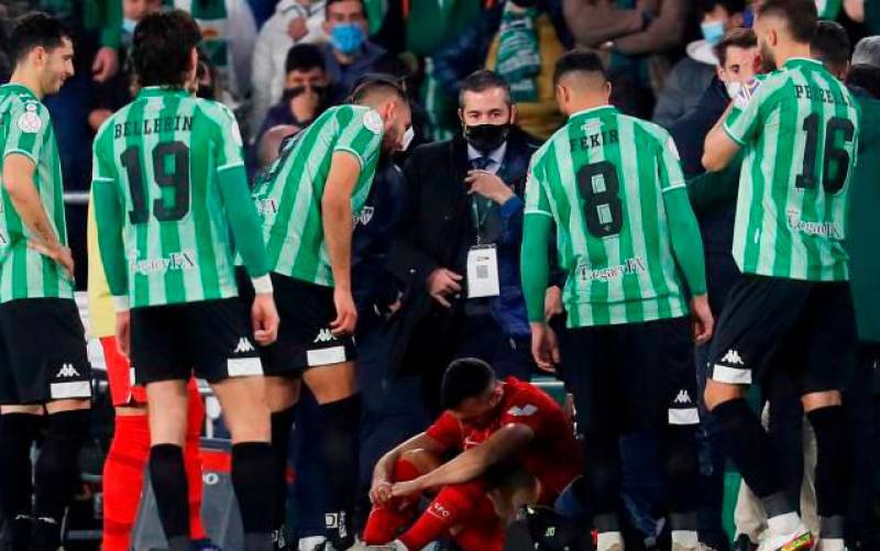 El centrocampista del Sevilla Joan Jordán tras recibir el impacto de un palo. EFE/Jose Manuel Vidal