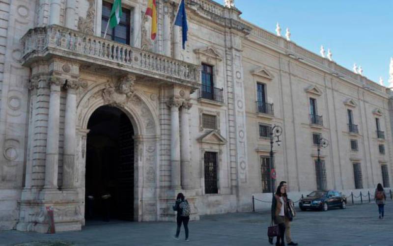La entrada a la Real Fábrica de Tabacos, sede del Rectorado de la Universidad de Sevilla. / Manuel Gómez