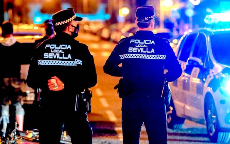 Una pareja de policías locales de Sevilla.