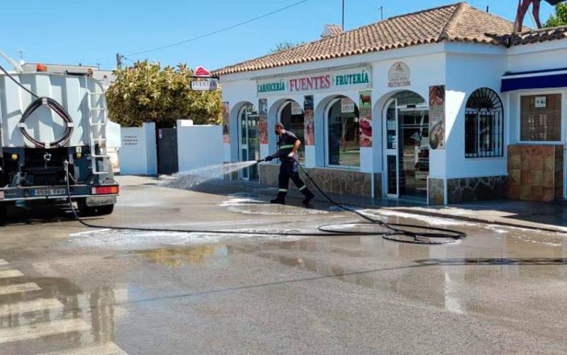 Tareas de limpieza y desinfección en Conil de la Frontera. / Foto: Ayuntamiento
