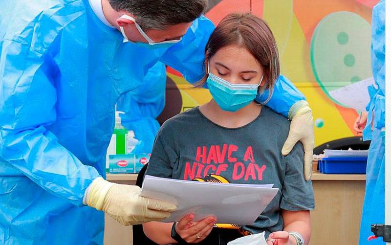 Una niña recibe un diploma tras ser vacunada contra la covid-19 en Rumanía. / EFE - Robert Ghement