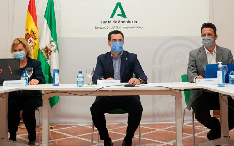 Juanma Moreno este lunes en Málaga durante la reunión del comité de expertos. / El Correo