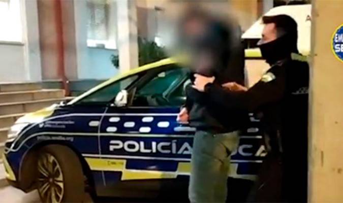 Detenidos dos jóvenes por agredir a dos policías locales
