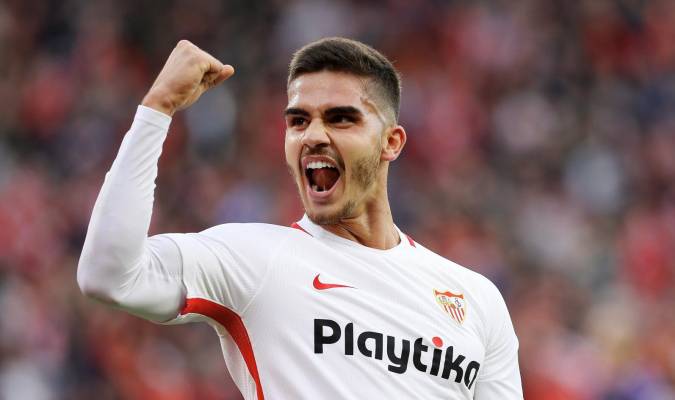 Un gol de André Silva sitúa líder a un Sevilla sin vértigo a las alturas
