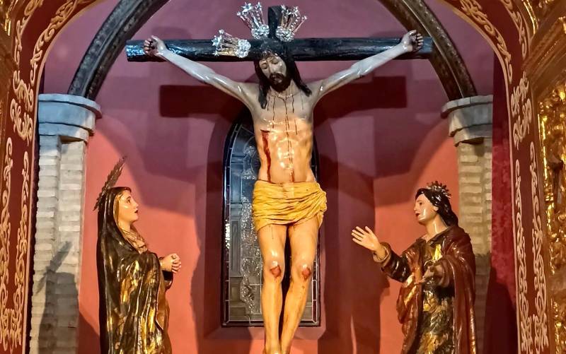 El Cristo de la Estrella, con la Virgen y San Juan, en la capilla del Sagrario de la parroquia de La Algaba (Foto: Facebook Parroquia de Ntra. Sra. de las Nieves -La Algaba-)