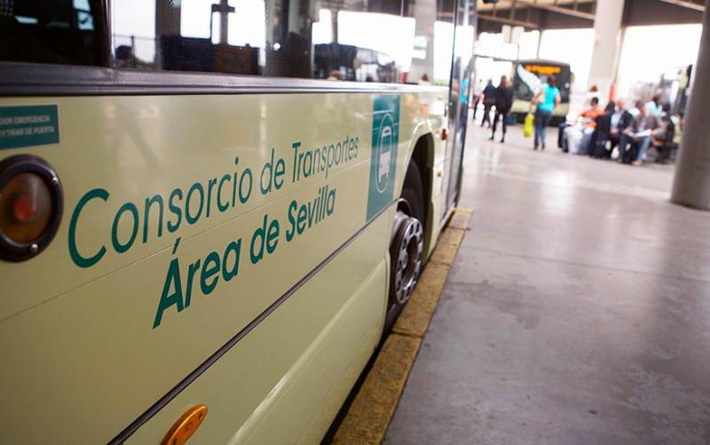 Un autobús del Consorcio de Transportes de Sevilla recogiendo pasajeros en la estación. / E.P.