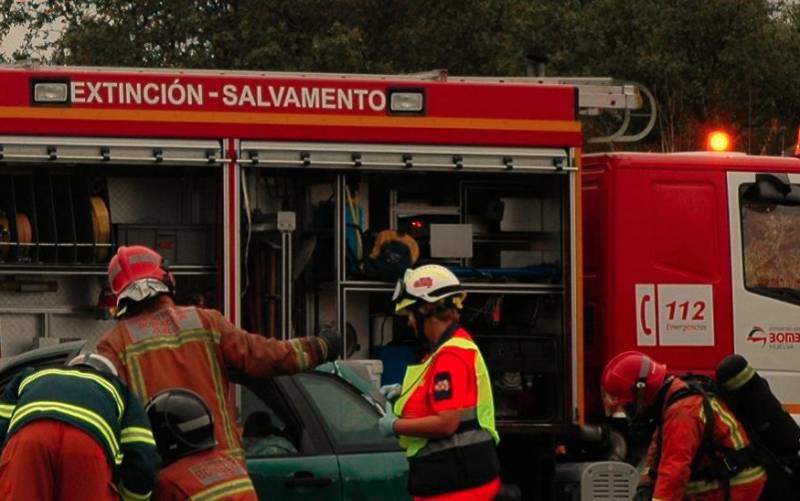 Intervención de efectivos de Bomberos en un accidente de tráfico. / Emergencias 112 Andalucía