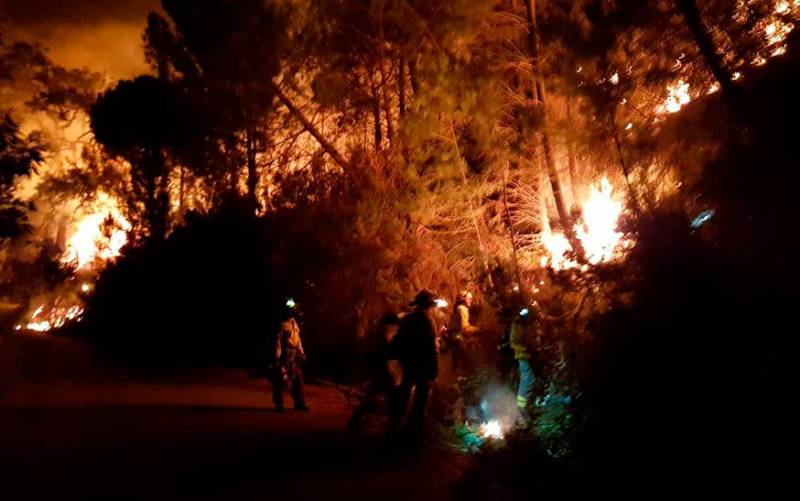 Desalojan una decena de viviendas más por el incendio de Málaga