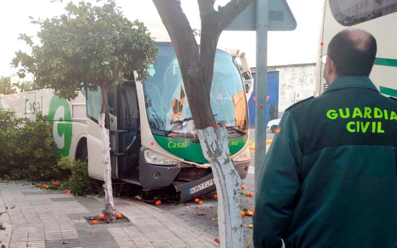 Susto en Los Molares con un accidente de dos autobuses escolares que viajaban a un instituto de Utrera