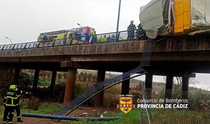 Un camión vuelca al chocar con un vehículo militar en un puente: ocurrió en Jerez