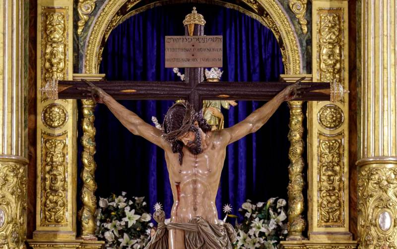  El Cristo de las Cinco Llagas en el altar para presidir sus Solemnes Cultos / Jesús Romero - Hermandad
