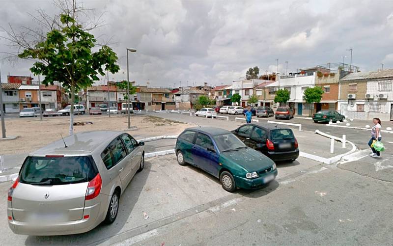 Plaza del Platanero del barrio de Torreblanca, donde fue localizado el vehículo sustraído. Foto: El Correo. 
