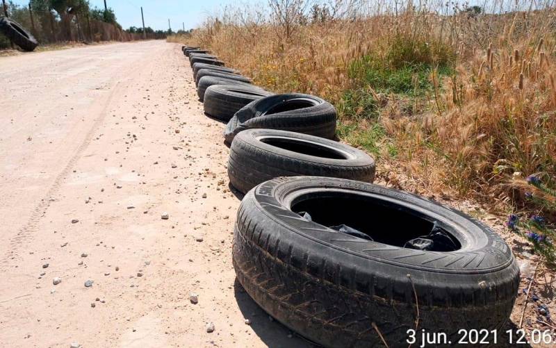 Ecologistas retiran más de 300 neumáticos viejos usados tirados en el campo que contaminaban el Medio Ambiente