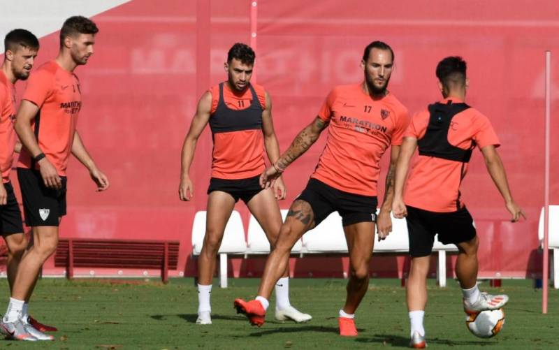 Un jugador del Sevilla, positivo por coronavirus a una semana de jugar la Europa League