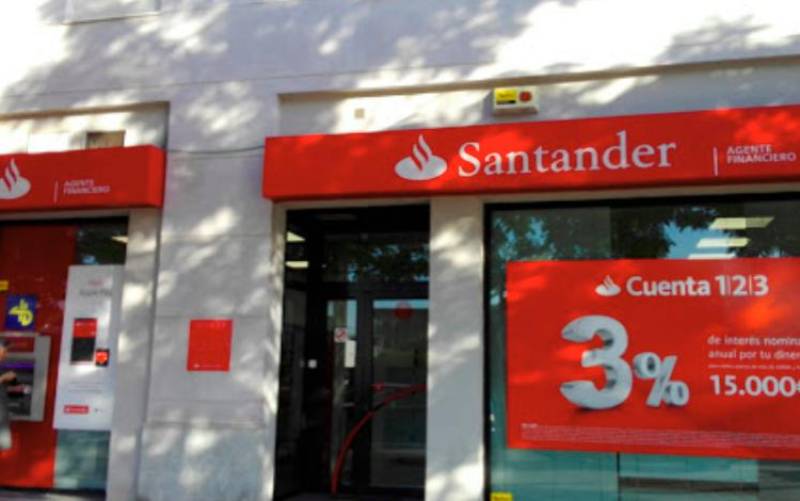 Atracan el Banco de Santander de Kansas City distrayendo a cajera y clientes