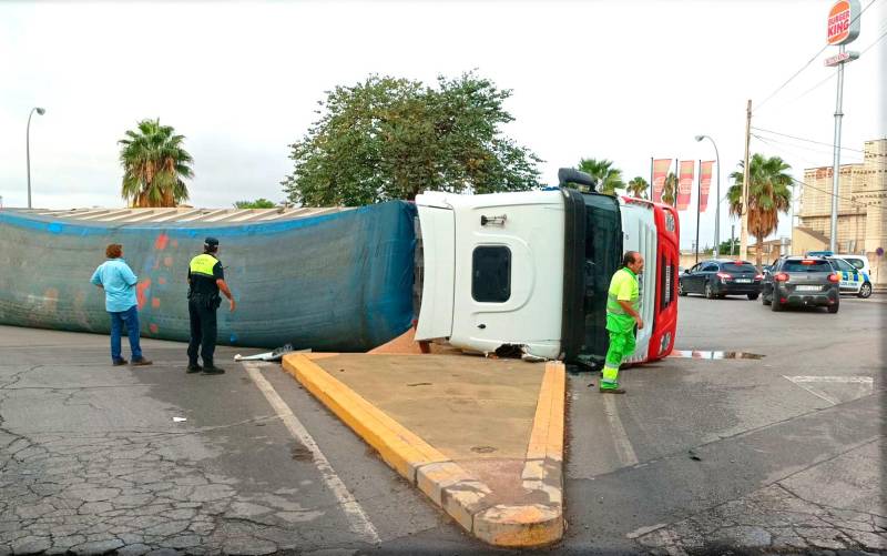 El vuelco de un camión colapsa la entrada y la salida a Utrera