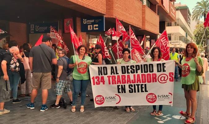 Protesta a las puertas de la sede de Sitel en Sevilla.