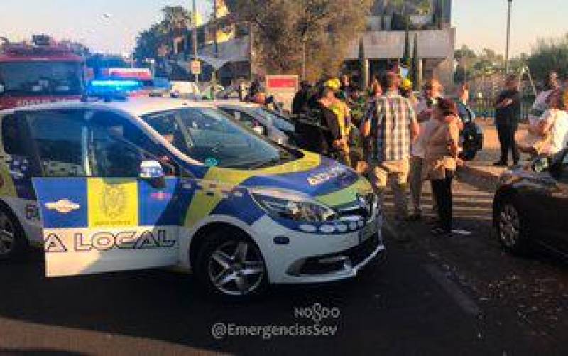 Un conductor herido al volcar con su coche en Sevilla Este