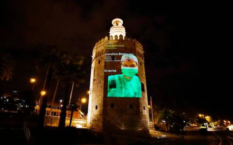La Torre del Oro se ilumina para homenajear a los sanitarios que luchan contra el coronavirus