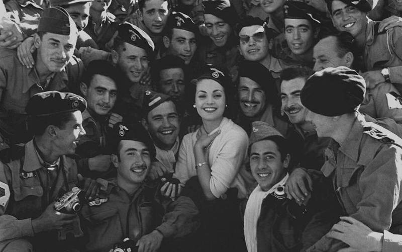 Carmen Sevilla posa con los soldados españoles en Sidi Ifni (1957).