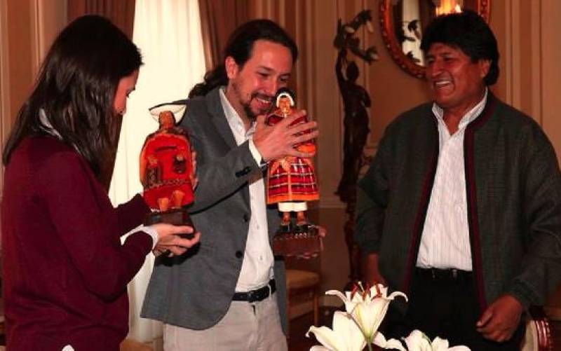 Evo Morales entrega unos obsequios a Pablo Iglesias e Irene Montero durante una reunión. / EFE