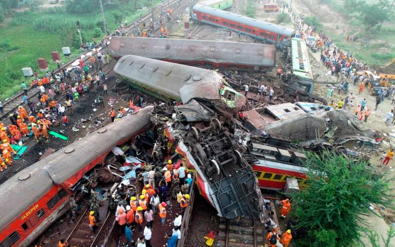 Al menos 261 muertos y 900 heridos en un choque entre trenes en el este de India